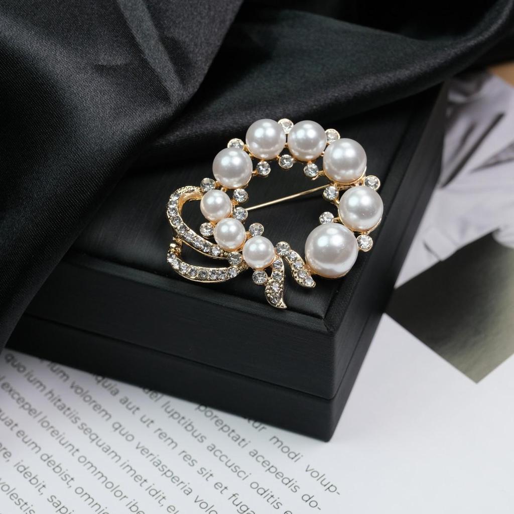 Elegant Versatile Light Luxury Corsage Brooch with Niche Design - Anti-Exposure Pin