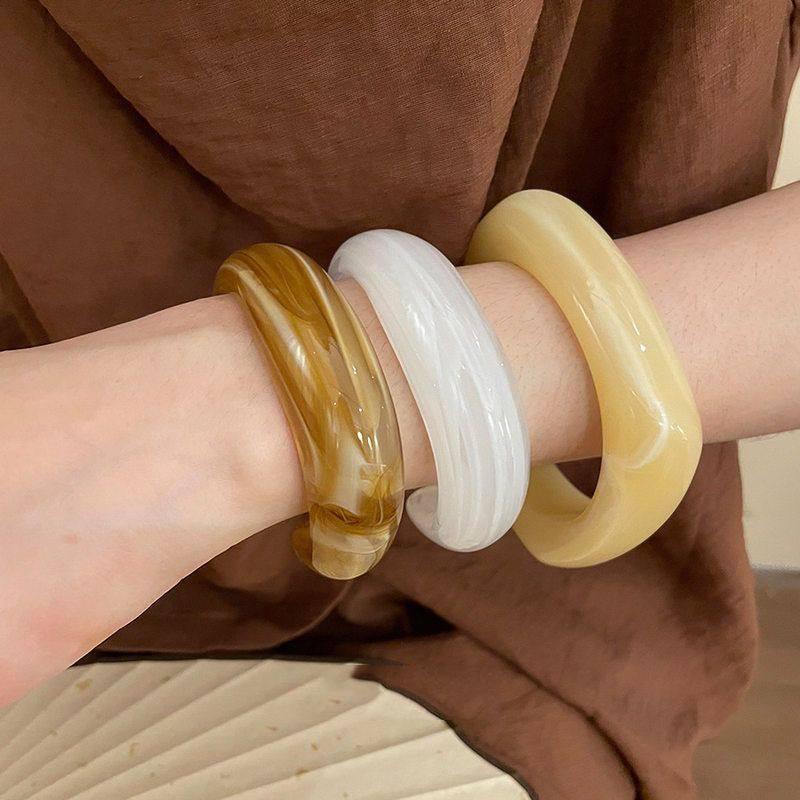 Oval Opening Acrylic Bracelet: Fashionable, High-End Hand Jewelry for Women