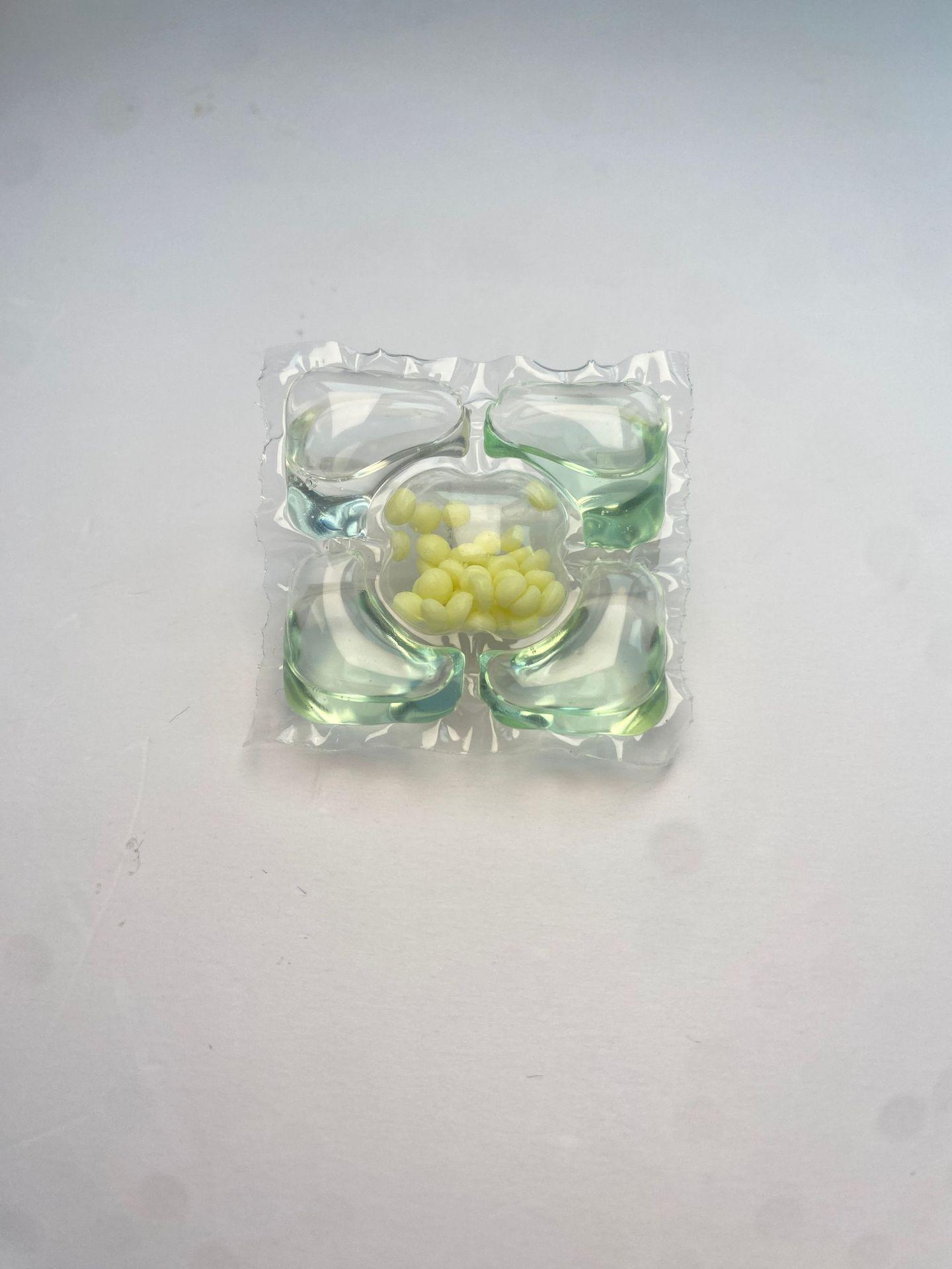 Camellia Laundry Pods with Scent Beads - 100-Piece Concentrated Detergent for Long-Lasting Freshness.