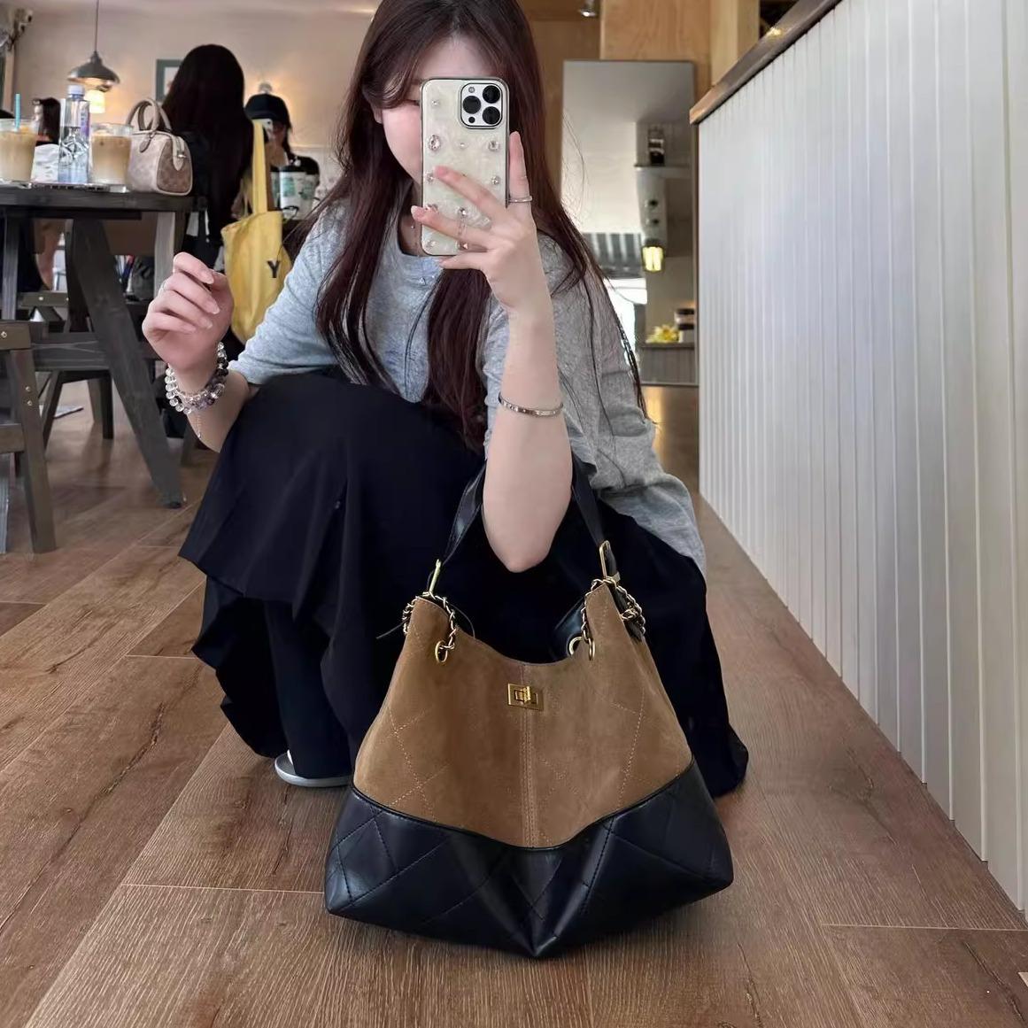 

Commuter Retro Versatile Bag Women S Large-Capacity Shoulder Bag Going Out To Work Portable Tote Bag Tide