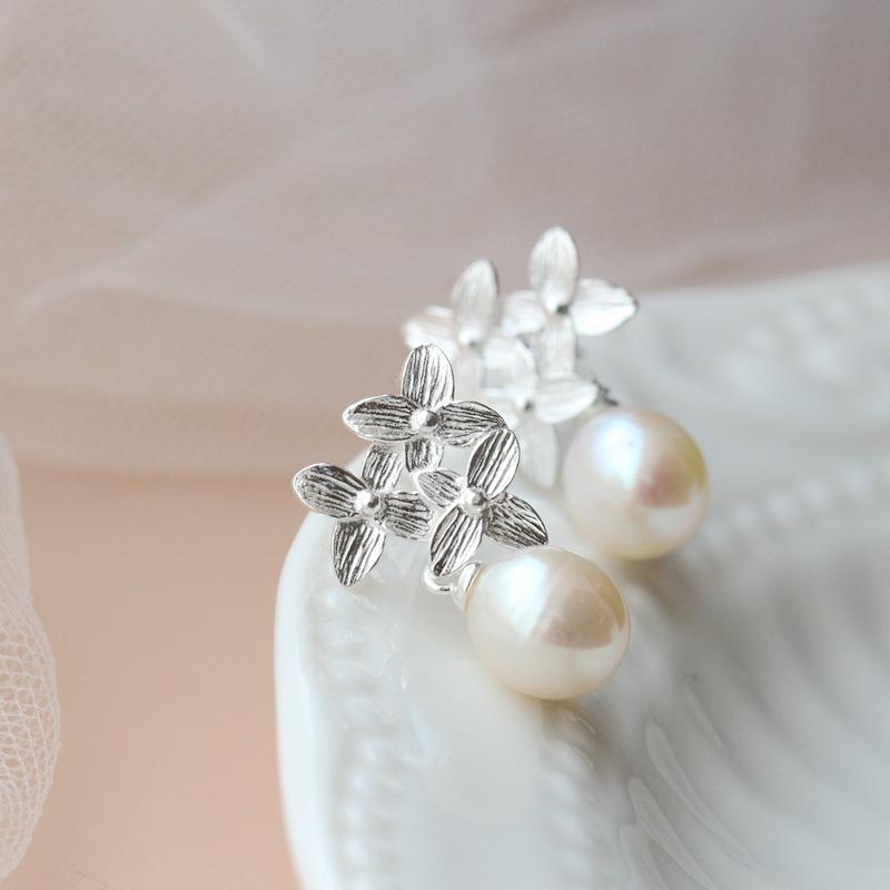 

Натуральные серьги из серебра с пресноводным жемчужным цветком Модные серьги из серебра 925 пробы