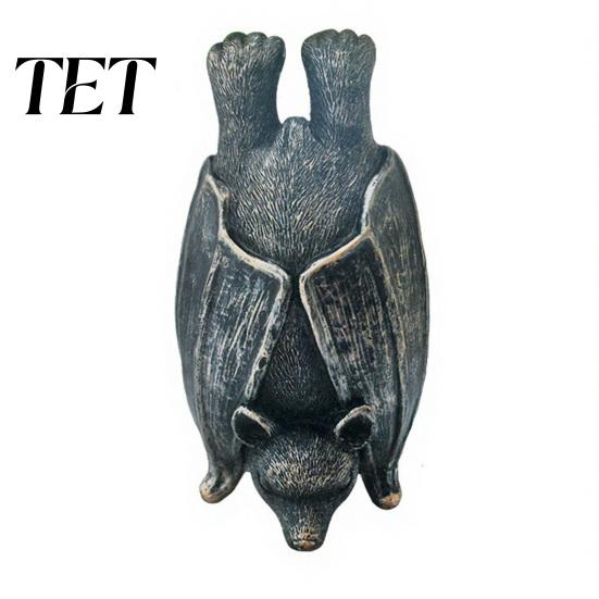 Festive Holiday Decor Halloween Bat Figurine, Resin Hanging Sculpture, Gothic Upside Distressed Retro Down Statue for Outdoor Garden Tree Yard Spooky