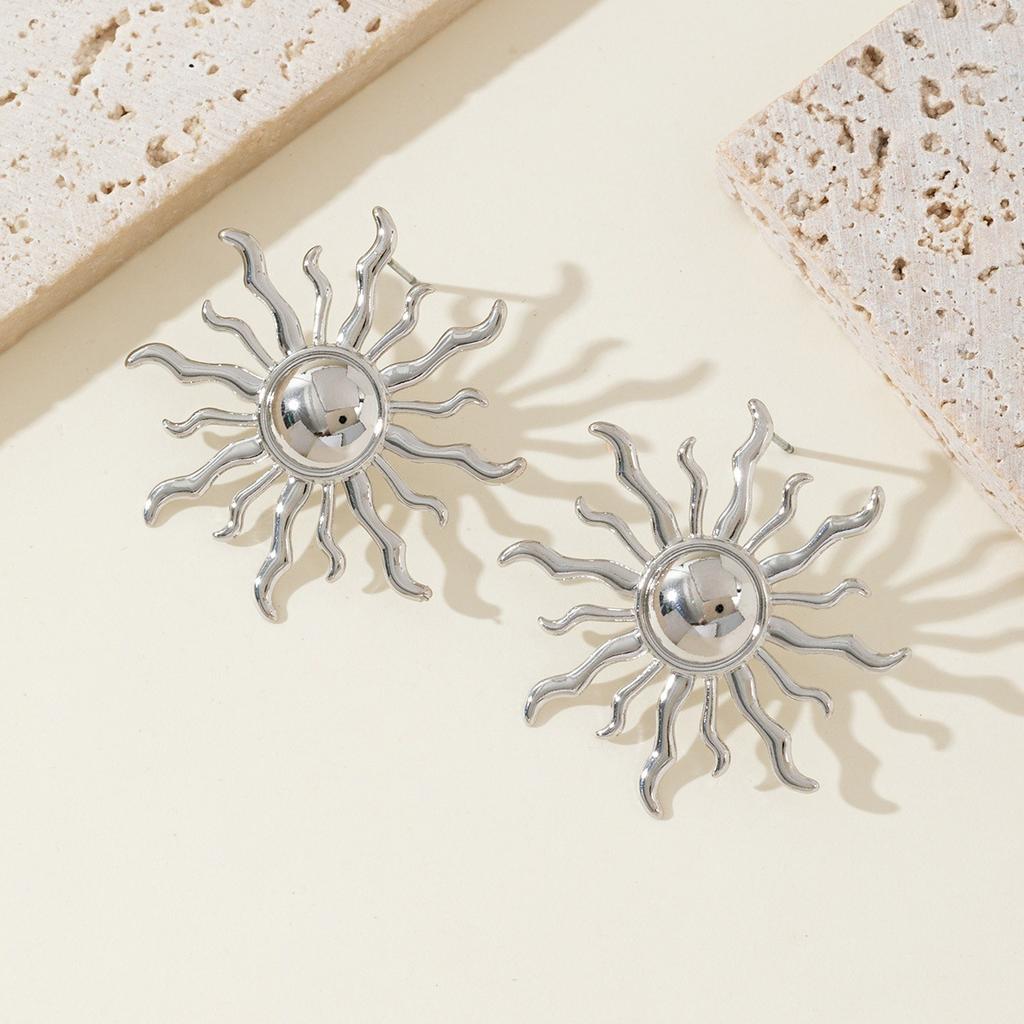 Vintage Metal Sun Shape Stud Earrings for Women Exaggerated Gold Color Irregular Geometric Personality Earrings Jewelry Gifts