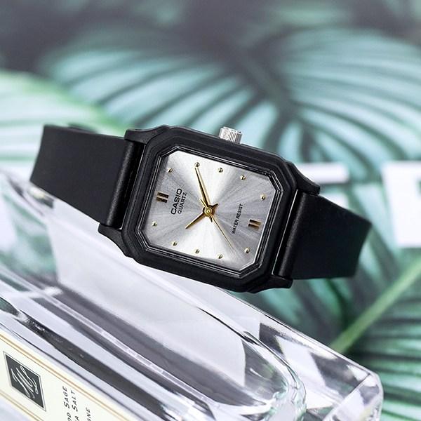 Casio Prosty design, miniaturowy kwadratowy zegarek na rękę z dobrą widocznością