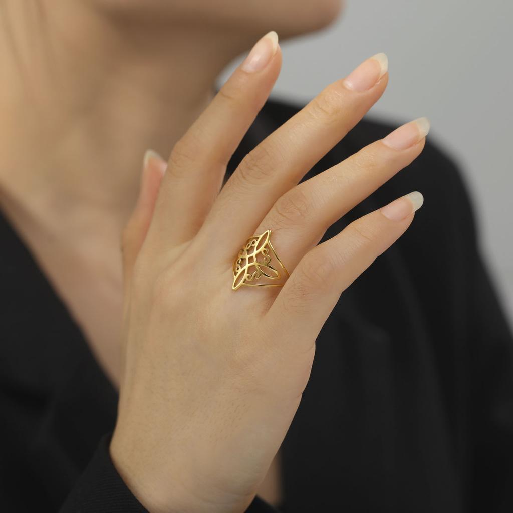 Simple And Elegant Titanium Steel Ring With Golden Curling Four-Sided Continuous Pattern Design Fashion Versatile Jewelry