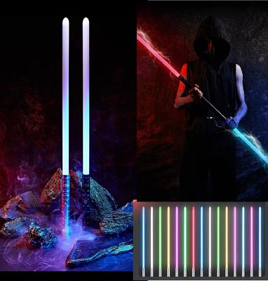 Lichtschwert RGB15 Farben Sound USB-Aufladung Cosplay Glänzendes Spielzeug Metallgriff Ausgestattet mit Bewegungssensor Ms.0 (Silber)