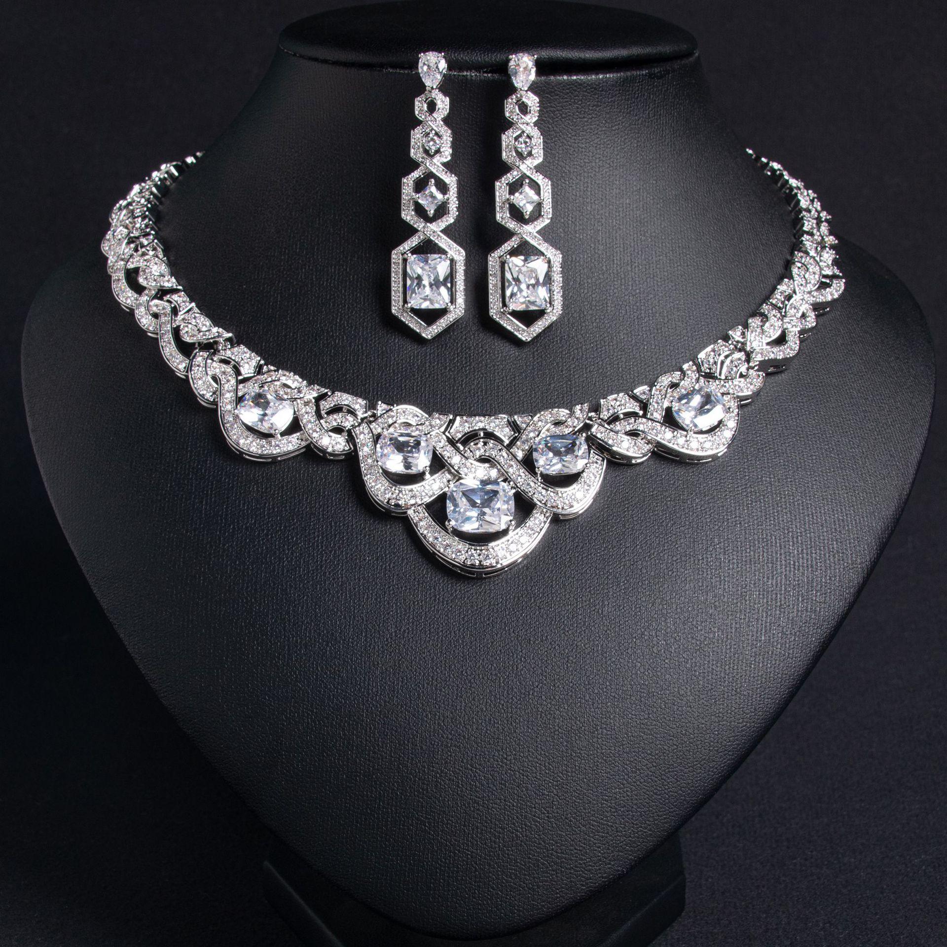 

Женский комплект из ожерелья и серег с элегантным нишевым дизайном в стиле легкой роскоши, модный универсальный геометрический комплект, повседневные аксессуары