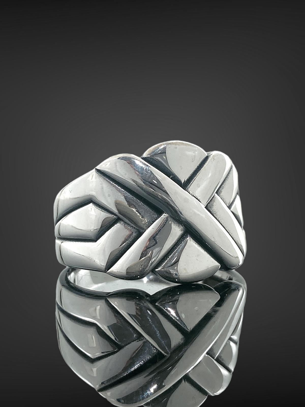 

Мужское кольцо спортивной модели специального дизайна из стерлингового серебра 925 пробы без камней