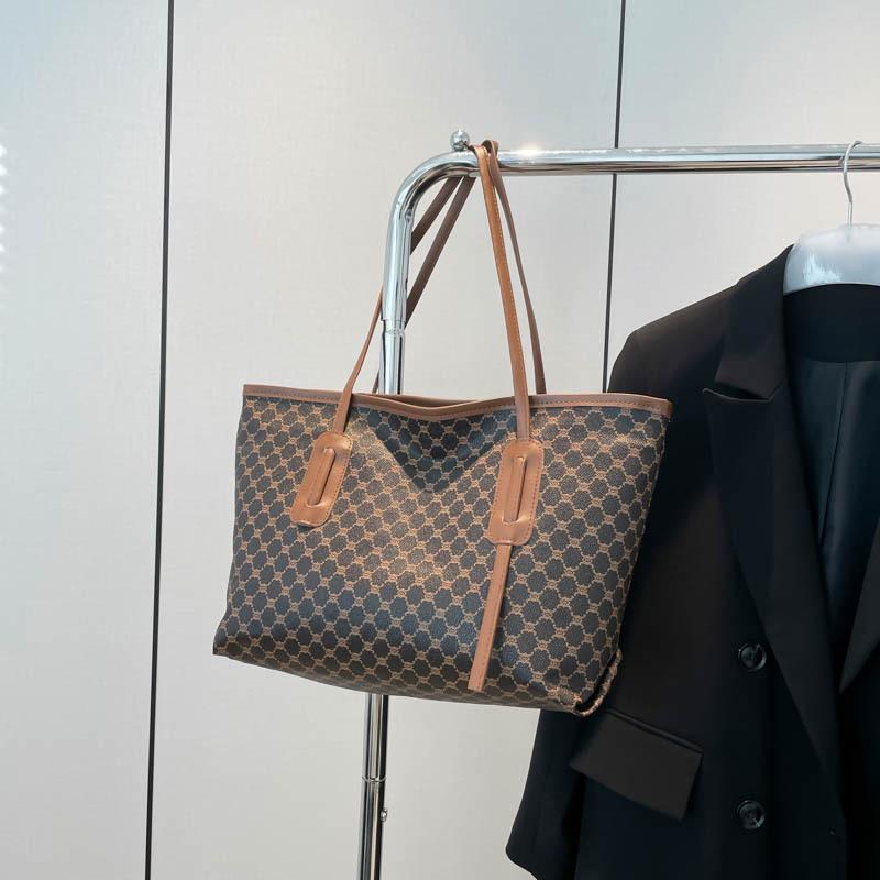 

Трендовая контрастная расцветка Повседневная персонализированная сумка-тоут Женский нишевый дизайн Модная универсальная высококачественная сумка через плечо большой вместимости