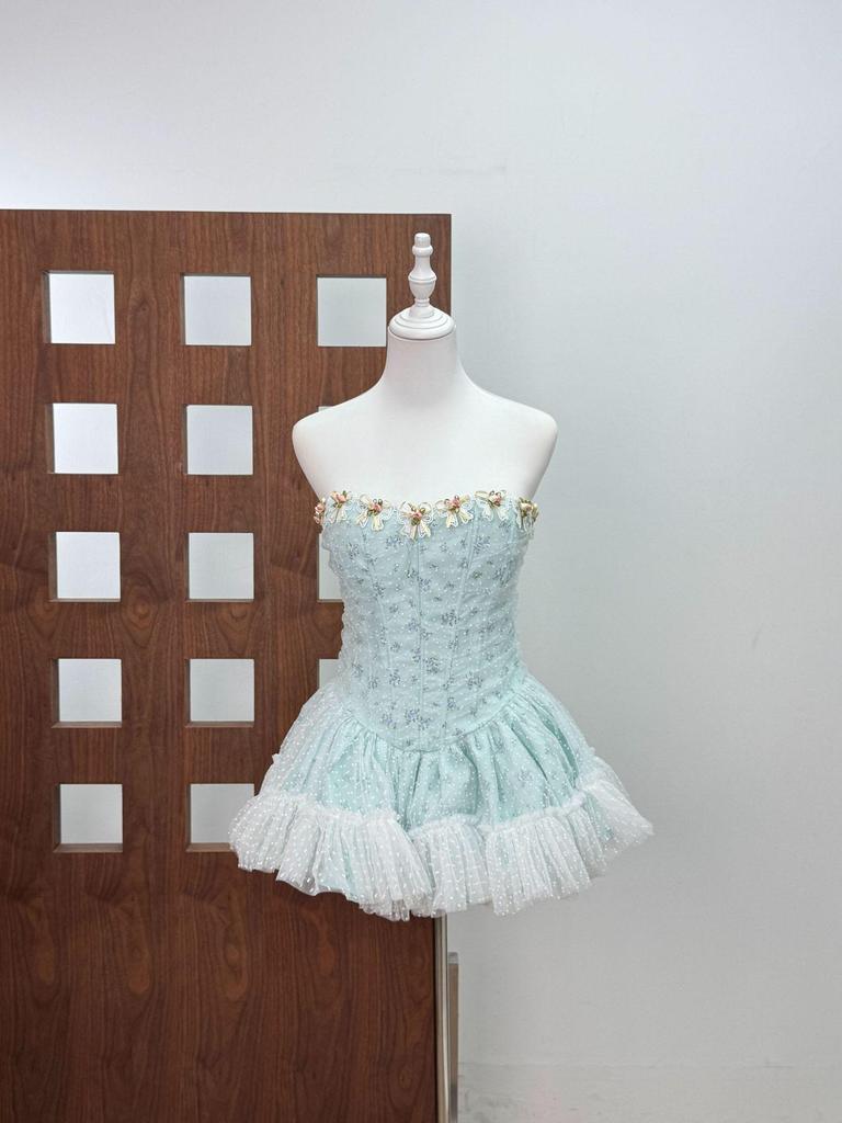 Retro Sweetheart Strapless Dress with 3D Petals and Cinched Waist