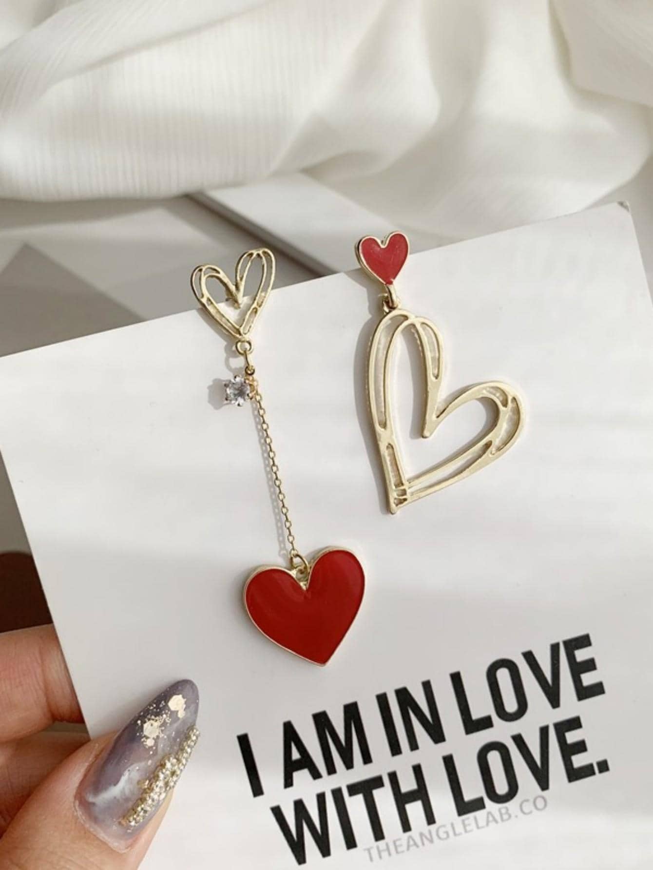 

Разноцветные серьги с декором в виде сердечек