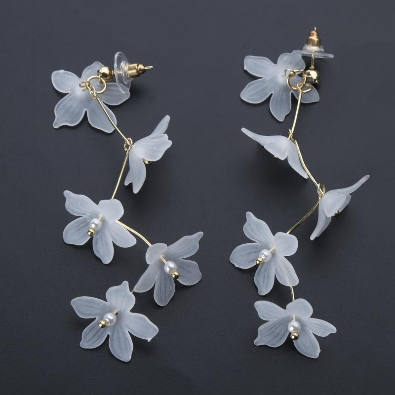 Fashion Trend White Acrylic Flower Drop Earrings Female Alloy Tassel Chain Pendant Earrings Korean Wedding Earrings