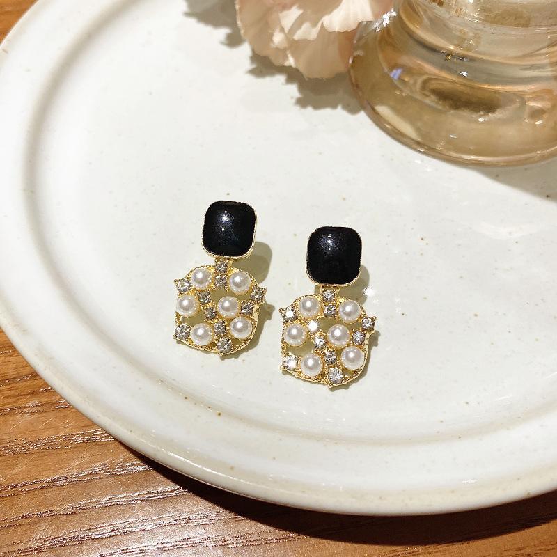 Korean retro square pearl earrings, women's port style dripping oil, black stud earrings, premium design earrings.