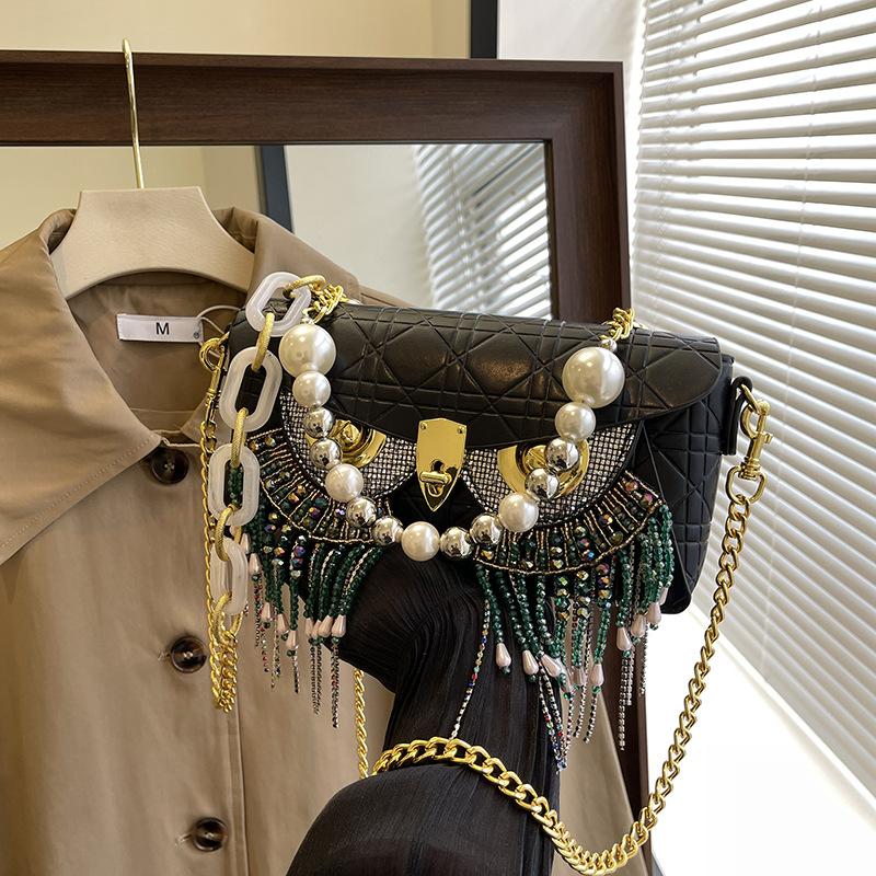 

Personalized rivet bag women s 2025 new European and American fashion rhinestone fringed shoulder bag small fragrant wind rhombus messenger bag