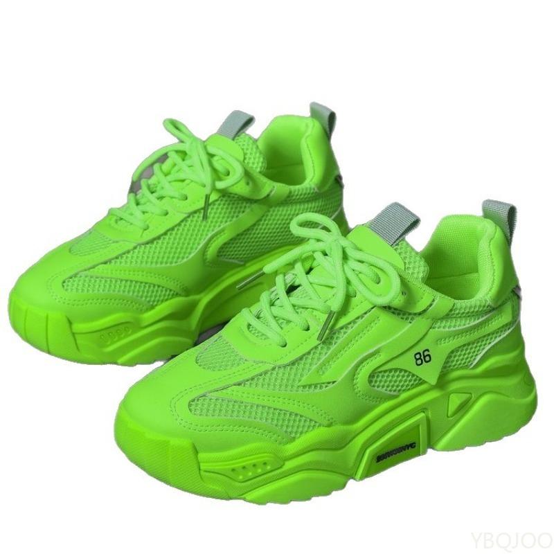 Tênis esportivos casuais para mulheres no verão malha respirável sola grossa para aumento de altura moda simples sapatos femininos