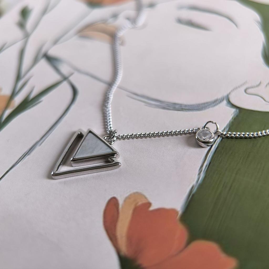 Серебряное колье с натуральным перламутром, вес изделия 3,33 гр (2186496)