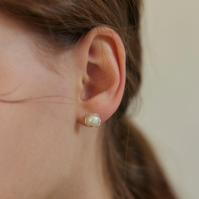 

murmur [925silver]Flower pearl stud earrings gold