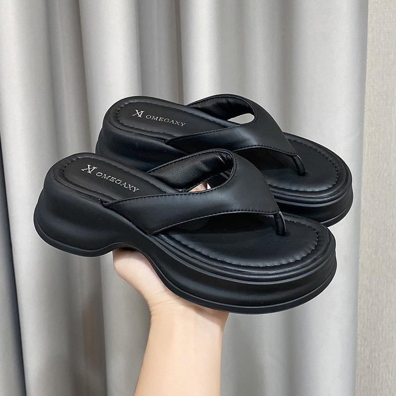 Muffin thick-bottomed flip-flops women's summer wear 2025 new high-end fashion seaside beach pinch foot cool slippers