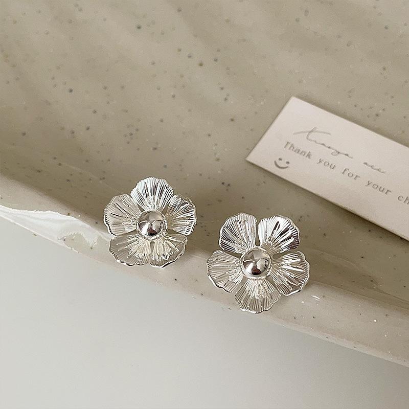 

Серьги-гвоздики из металла с текстурой холодного ветра и цветком, женская простота, высокое чувство, легкость, роскошь, мода, темперамент, универсальные серьги