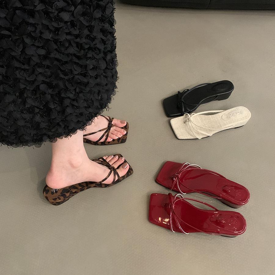 

Niche slope heel toe slippers women s summer wear New Year s holiday seaside beach leopard print cool slippers 35 чорний