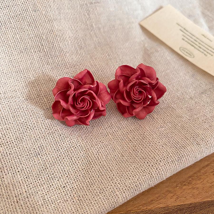 

Resin flower stud earrings simple, sweet and elegant light luxury temperament earrings daily commuting versatile earrings