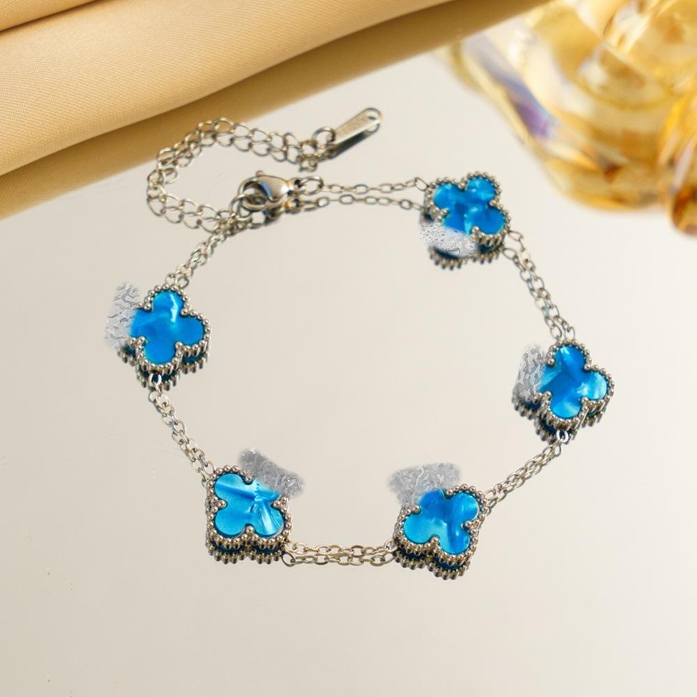 Gradient Four-leaf Clover Bracelet A Luxurious and Sophisticated Women's Fashion Jewelry Accessory A Unique and Stylish Piece of Hand Jewelry