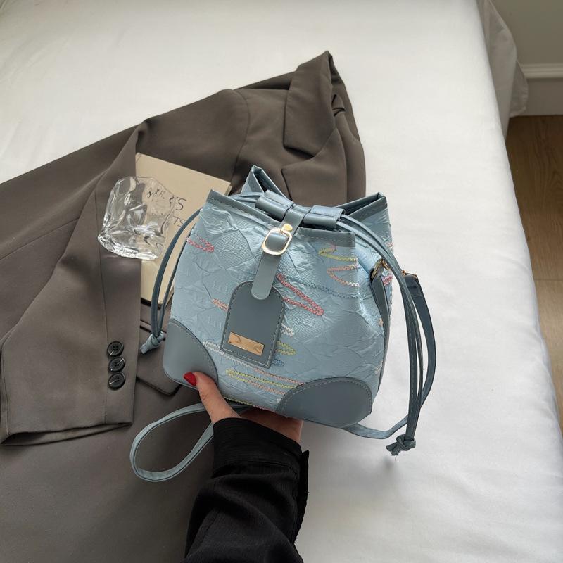

Drawstring bucket bag women s new 2025 high-end sense niche super popular shoulder bag autumn and winter versatile messenger bag синий