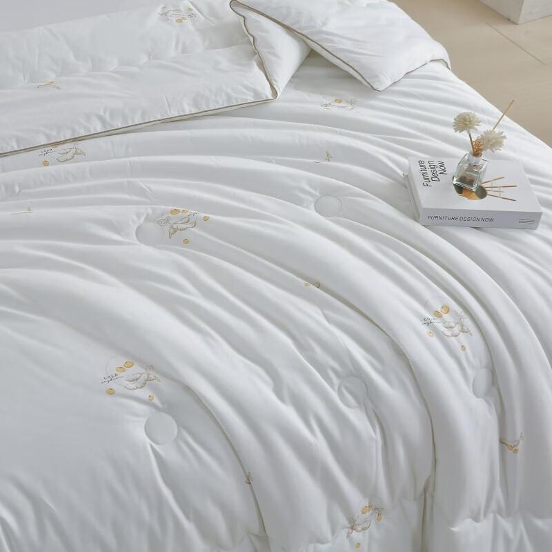 Playboy Cotton Soybean All-Season Quilt