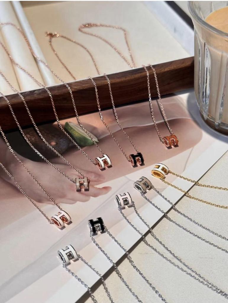 Dámský vysoce kvalitní smaltovaný náhrdelník Hermes s písmenem H, 18K růžové zlato, univerzální neblednoucí přívěsek na klíční kost