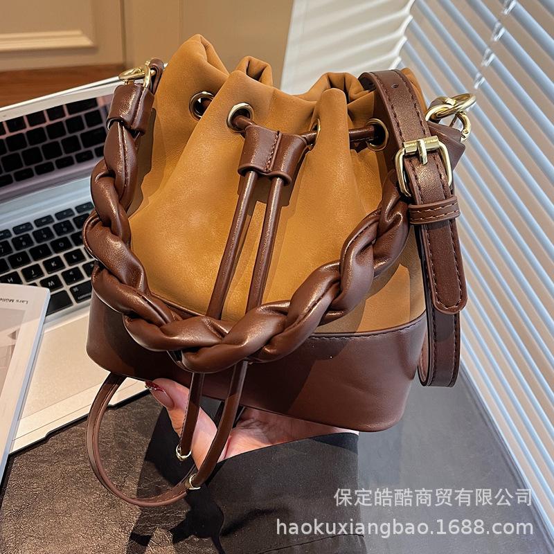 Go Out Hand Bag Women's 2025 New Autumn and Winter Niche Light Luxury Commuting Shoulder Bag Crossbody Bucket Bag