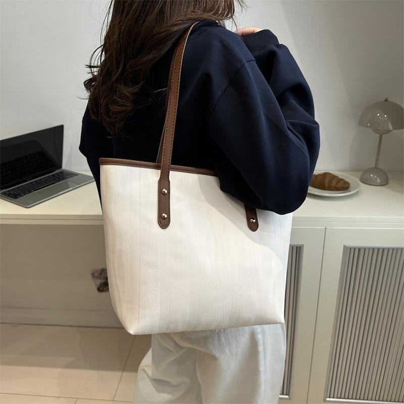 Fashionable Large Capacity Tote Bag For Women Stylish Casual Shoulder Bag With Polyester Lining