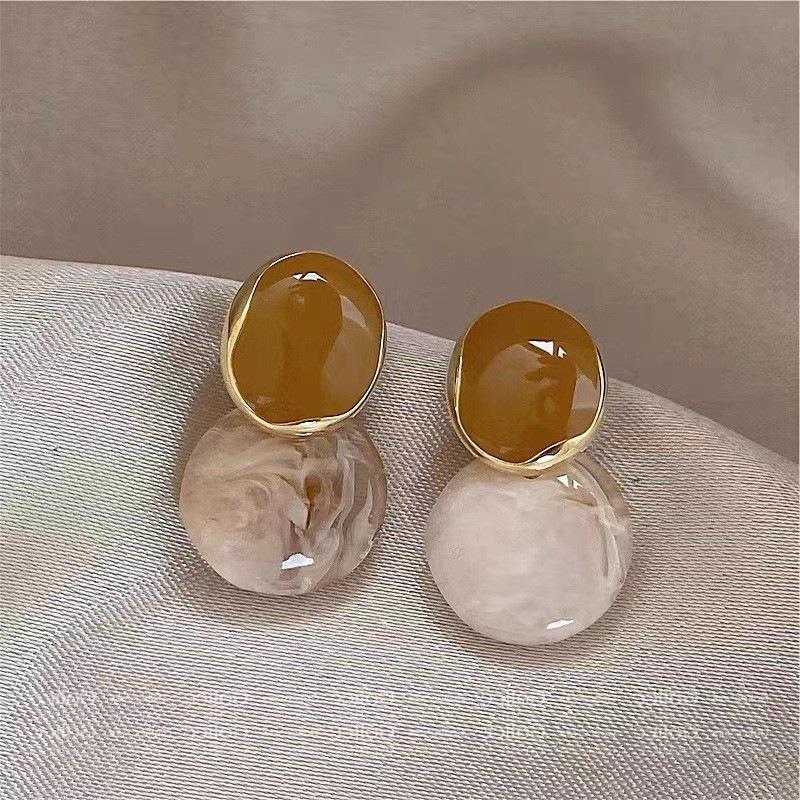 

Maillard smudged round port temperament earrings, high-end autumn and winter earrings, geometric studs