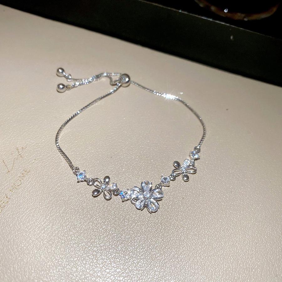 Korean Zircon Flower Heart Bracelet: Elegant, High-End, Fashionable Hand Jewelry with Exquisite Design