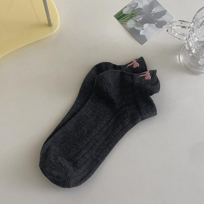 

Короткие носки с вышивкой в виде бантика на пятке, дышащие и объемные носки-лодочки с ушками для весны и лета, модные и универсальные женские носки 1 pair темно серый