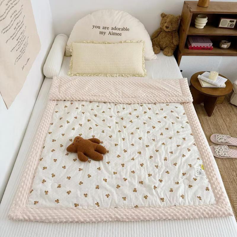 

OLOEY Soy Fiber Tencel Dot Bear All-Season Quilt