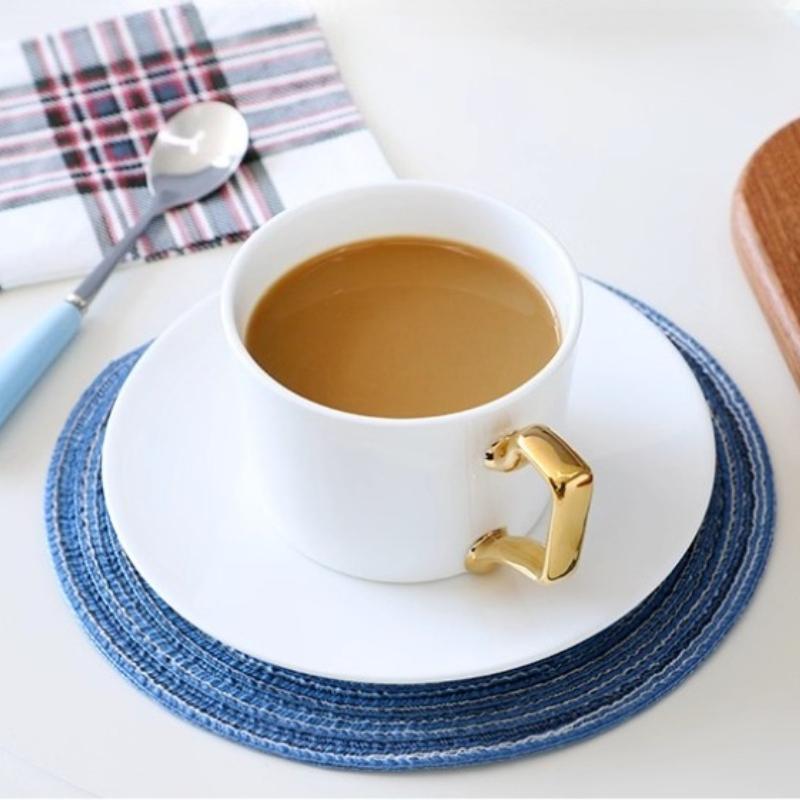 Feines Knochenporzellan Kaffeetassen- und Untertassensets, 270 ml Wunderschön glasierte Teetasse mit Goldrand und Henkel, Keramik-Kaffeetassen mit goldenem Löffel