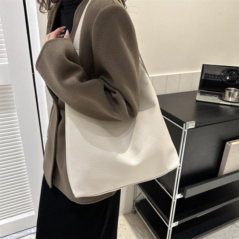 Minimalist Pu Shoulder Bag With Soft Structure And Spacious Interior For Daily Commuting