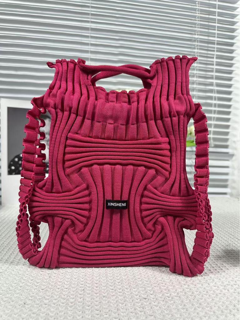 Quan Nara Designer-Rucksack: Beliebtes Plisseegewebe, umweltfreundlich, mit doppeltem Verwendungszweck, aus der Pioneer-Kollektion.