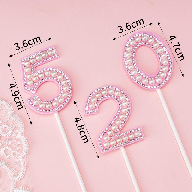 Minimalistischer Tulpen-Kuchenaufsatz mit frischen Blumen und Band für den Muttertag oder Geburtstag