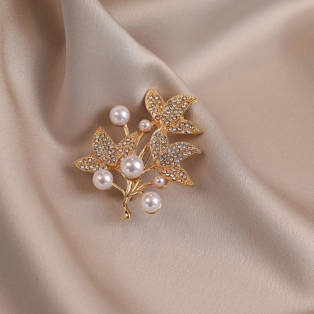 Pearl Leaf Rhinestone Anti-glare Clasp Brooch High-end Light Luxury Pin Coat Sweater Corsage