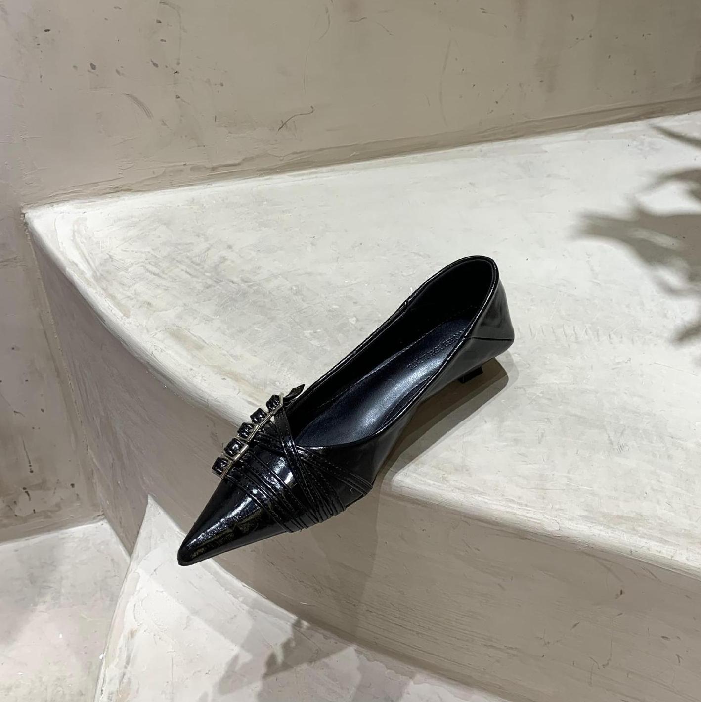 

Модные туфли с острым носком для женщин 2024 года, новые осенние туфли с пряжкой на ремне и мелким носком, модные кожаные туфли на низком каблуке в Корейском стиле, женские туфли Zapatos 39 чёрный