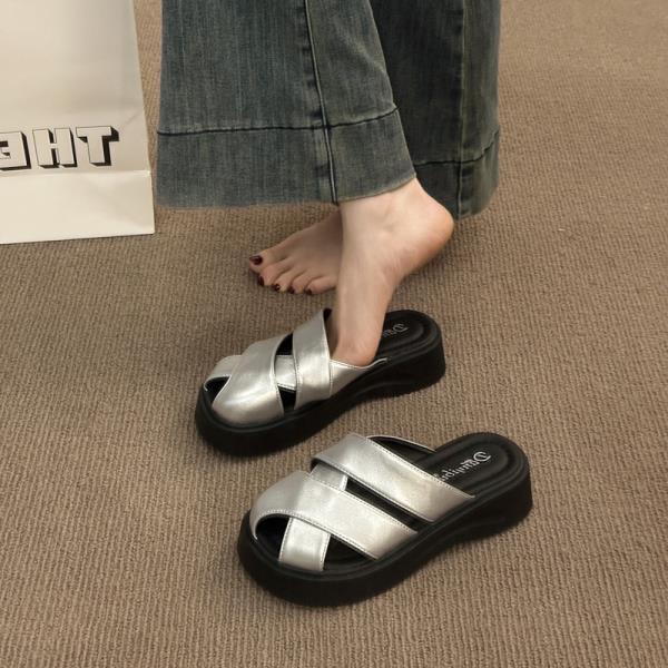 

Модные тапочки Женская летняя обувь Сланцы Женские Пляжные Платформа Роскошные Шлепанцы Закрытый носок Пантофли Сабо Дизайнерские 2025 Мягкие Модные 35