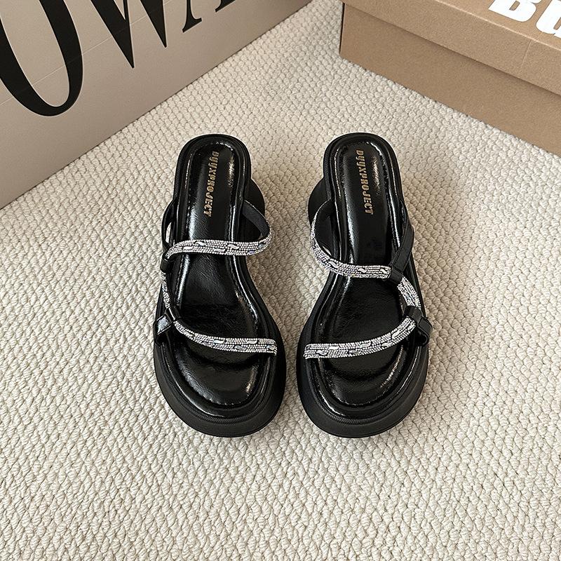 Thick-bottomed French rhinestone slippers for women's outer wear 2025 new summer retro comfortable versatile muffin bottom cool slippers