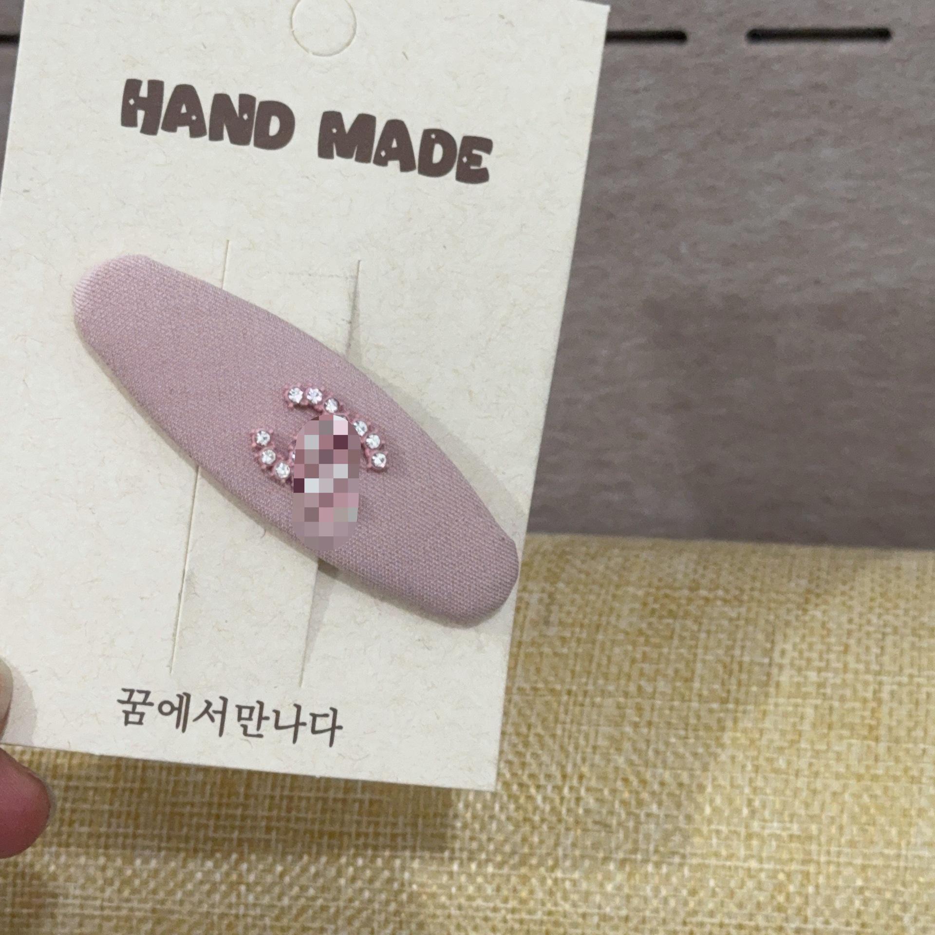 

Correct CC Retro Pink Side Hair Clip: Versatile Handmade French Bangs Clip with High-End Fabric розовый