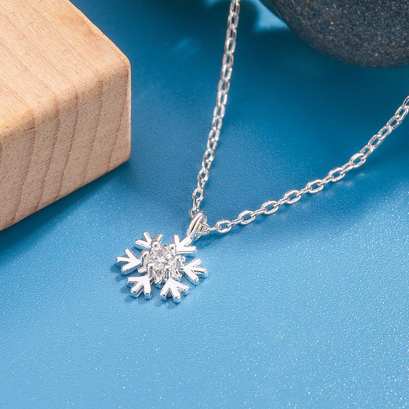 Exquisite Winter Snowflake Necklace: Versatile High-End Choker with Light Luxury Artistic Design