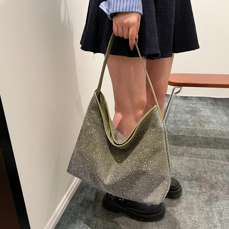 Internet Celebrity Armpit Bag Women's Autumn 2025 New Single Shoulder Korean Version Fashion Rivets Personalized Large Capacity Leisure Bucket Bag