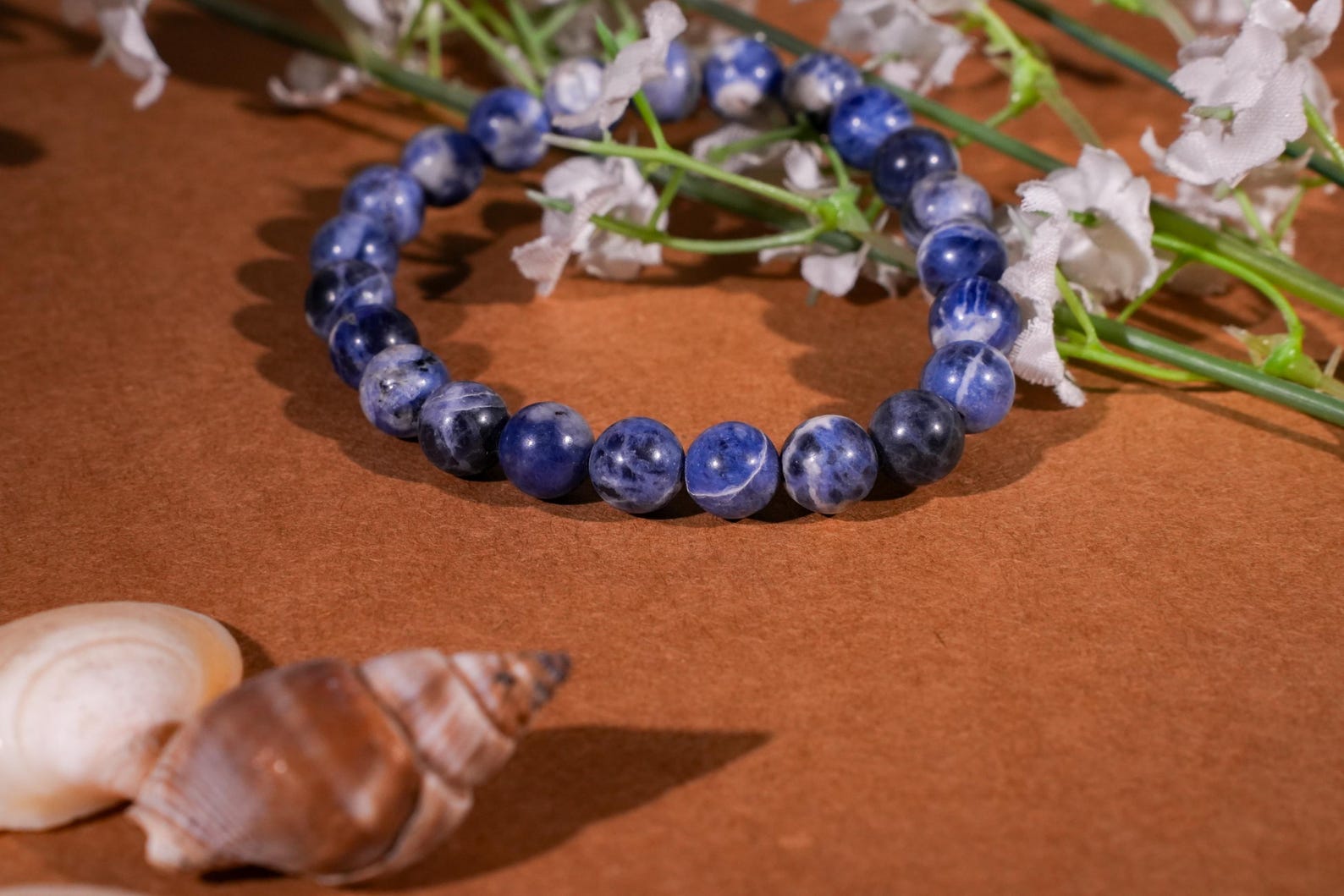 

Blue Stone Bracelet with Soft Floral, Delicate White Flower Accents, Blue Gemstone Bracelet with Natural Flower Styling for Every Occasion глибокий/синій