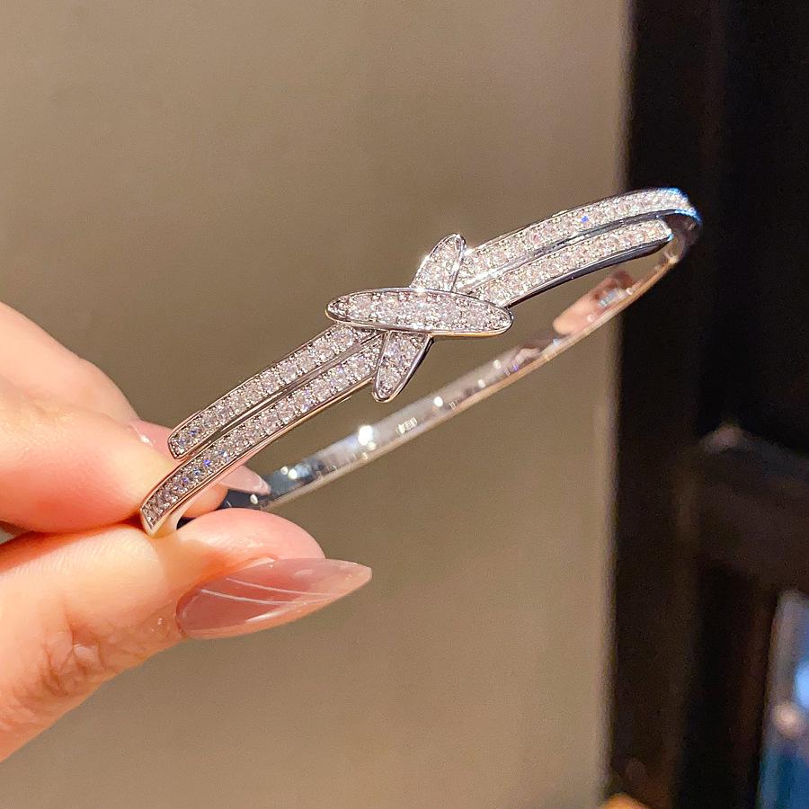 Позолоченный 18 каратным золотом браслет-манжета с перекрещивающимися инициалами и цирконами - Роскошный модный браслет