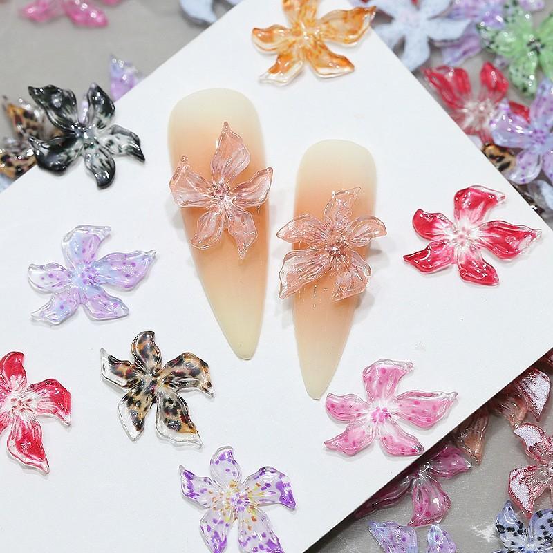 20 ks Smíšené Barevné Pryskyřičné Květiny Lily Charmsy pro Nehtové Umění Gradientové Ledově Průhledné Želé Lily Dekorace pro Nehtové Umění DIY Část pro Manikúru