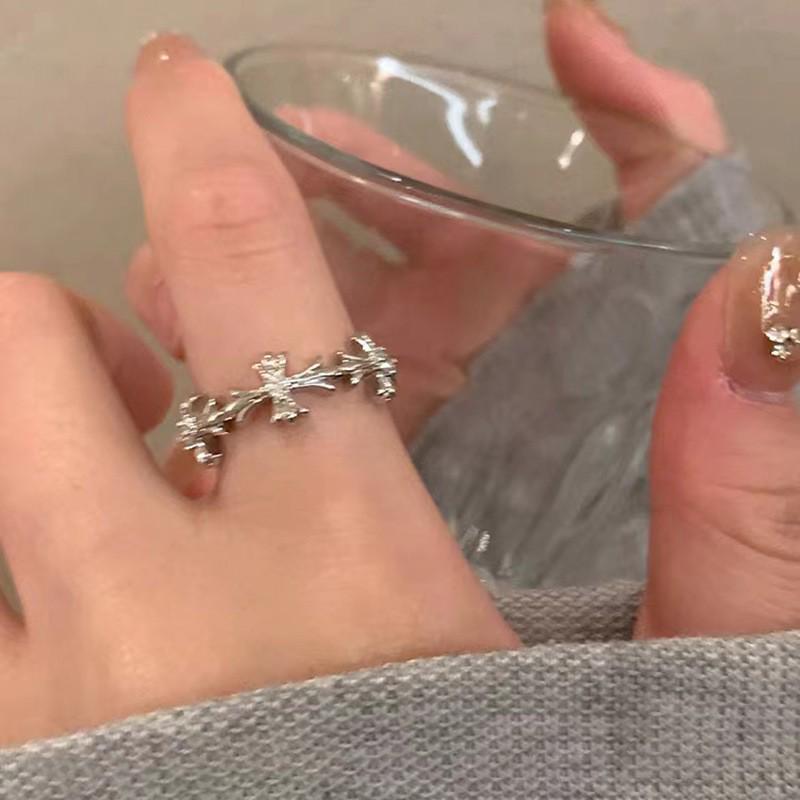 Personalisierter Damenring aus rosafarbener Metalllegierung – High-End, leichter Luxus, strukturiert, unregelmäßige Öffnung, trendiger Schmuck.